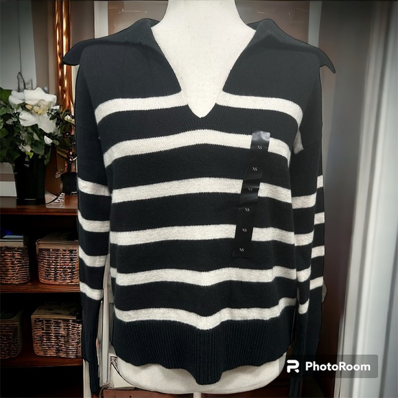 Banana Republic Johnny Collar Sweater Size XSmall Black and White. - Picture 3 of 5
